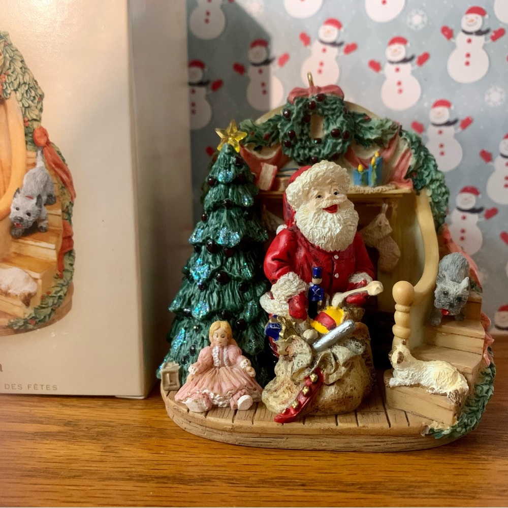 🎄Hallmark Keepsake Ornament~A Glimpse of Santa 2006